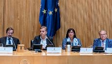 la patrona de Fundación CERMI Mujeres, Mayte Gallego, junto a otros participantes en el acto institucional en el Congreso de los Diputados con motivo del 40 aniversario de la Lismi	