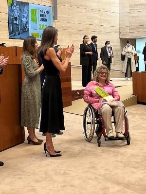 La reina Letizia aplaude a Marta Valencia tras recoger el premio 