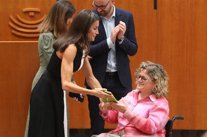 La reina Letizia entrega a Marta Valencia el premio (© Casa de S.M. el Rey)