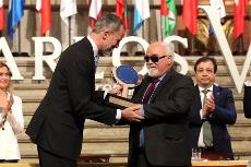 El rey entrega el premio a Yannis Vardakastanis, presidente del Foro Europeo de la Discapacidad (foto de Casa Real)
