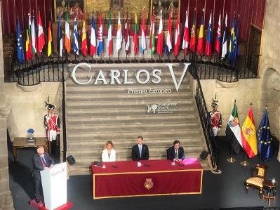 Yannis Vardakastanis, presidente del Foro Europeo de la Discapacidad,  en el acto de entrega del Premio Carlos V al Foro Europeo de la Discapacidad