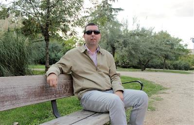 Guillermo Hermida sentado en un banco