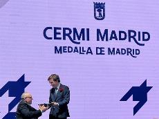 Óscar Moral, presidente de CERMI Comunidad de Madrid, recibe la medalla de Madrid de manos del alcalde José Luis Martínez-Almeida