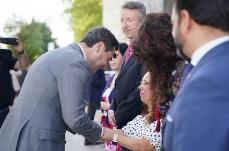 el presidente de la junta de Andalucía, Juanma Moreno, saluda a la presidenta del CERMI Andalucía, Marta Castillo