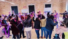 Mujeres enredándose y tejiendo una unión en el Proyecto Únicas, de CERMI REgión de Murcia