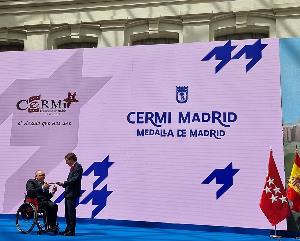 Óscar Moral, presidente de CERMI Comunidad de Madrid, recoge la Medalla de Madrid, concedida por al Ayuntamiento de Madrid al CERMI Comunidad de Madrid