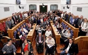 Foto de familia tras el acto Institucional con motivo del Día de la Discapacidad donde Pablo Bellido anuncia la redacción del Plan de ACcesibilidad 