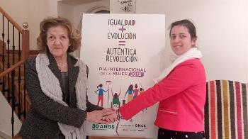 Marina Martín, mujer sordociega, con otra mujer, celebrando el día de la Mujer en 2018