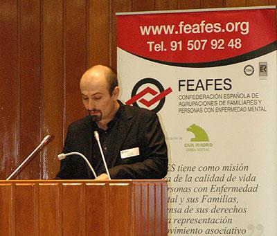 Basilio García, durante la lectura del Manifiesto del Día de la Salud Mental de 2012