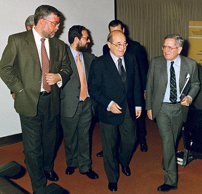 Jesús Flores (izqda), junto con Rafael de Lorenzo (ONCE), José María Cuevas (CEOE) y Alberto Arbide (FEAPS), en la asamblea constituyente de AFEM, en 1999