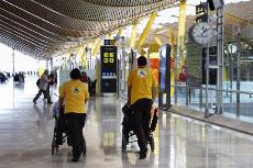 Personal del Servicio 'Sin Barreras' en la T4 de Madrid-Barajas