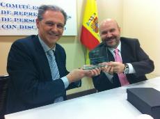 El director general de Servimedia, José Manuel González Huesa, recibe de manos del presidente del CERMI, Luis Cayo Pérez Bueno, la placa conmemorativa