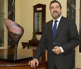 Miguel Carballeda posa con el pétalo del pebetero donado al Comité Paralímpico Español