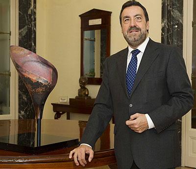 Miguel Carballeda posa con el pétalo del pebetero donado al Comité Paralímpico Español