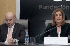 Luis Cayo Pérez Bueno (izquierda) y Fátima Báñez, durante la presentación de la campaña "No te rindas nunca"