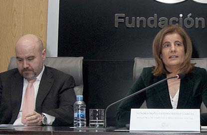 Luis Cayo Pérez Bueno (izquierda) y Fátima Báñez, durante la presentación de la campaña "No te rindas nunca"