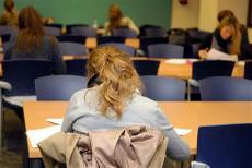 Estudiantes universitarios en una biblioteca