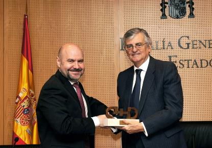 El presidente del CERMI, Luis Cayo Pérez Bueno entrega el Premio cermi.es a Eduardo Torres-Dulce, fiscal general del Estado