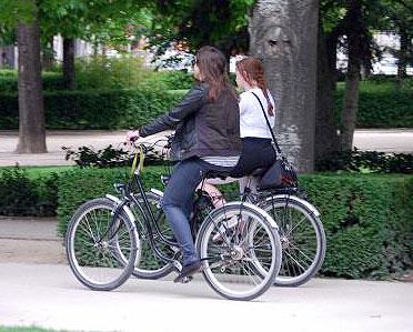 Dos jóvenes circulan en bicicleta