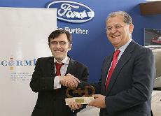 José Manuel Machado (dcha.), presidente de Ford España, recibe el premio de manos de Alberto Durán, secretario general del CERMI