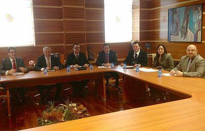 Un momento de la reunión de representantes del CERMI Castilla y León con el consejero de Sanidad de la Junta, Antonio María Sáez Aguado