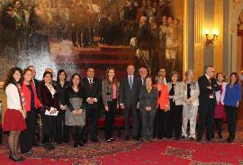 Fotografía de grupo de la Princesa de Asturias, los responsables de FEDER y las autoridades asistentes al acto oficial del Día Mundial de las Enfermedades Raras 
