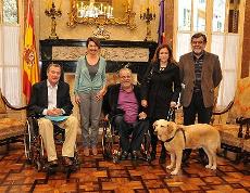 Los representantes del CERMI Illes Balears, con la presidenta del Parlamento regional