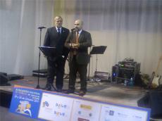 Luis Cayo Pérez Bueno, presidente del CERMI, recibe el Premio Trebol 2011, de Down España