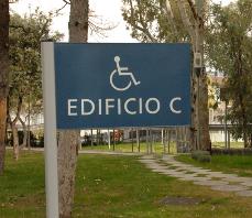 Cartel con el símbolo de la silla de ruedas 