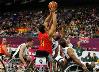 El baloncesto en silla de ruedas, uno de los deportes paralímpicos más plásticos. Y España, equipo revelación en Londres 2012, con su quinto puesto. Alejandro Zarzuela tira a canasta entre tres contri