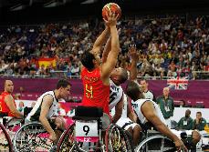 El baloncesto en silla de ruedas, uno de los deportes paralímpicos más plásticos. Y España, equipo revelación en Londres 2012, con su quinto puesto. Alejandro Zarzuela tira a canasta entre tres contri