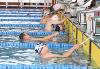 La natación paralímpica permite adaptaciones del reglamento, como la salida desde dentro del agua, con nadadores con grandes discapacidades físicas asiéndose mediante una cuerda al poyete de salida