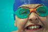 Un joven nadador sonríe a la vida