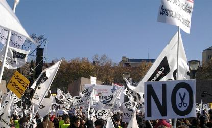 Imagen de la marcha SOS Discapacidad donde destacan pancartas con un gran NO a los recortes