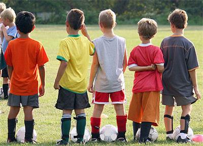 Grupo de niños, en un entrenamiento de fútbol