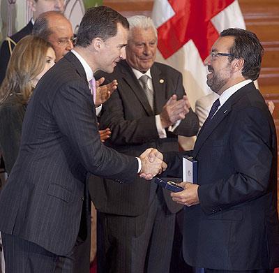 Miguel Carballeda (derecha), actual presidente de la ONCE y su Fundación, recibe un premio de manos del Príncipe de Asturias