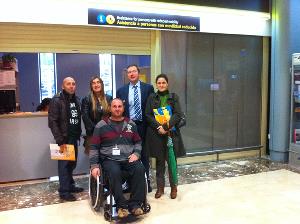 Imagen de la reunión para informar al CERMI Asturias de las mejoras en el aeropuerto