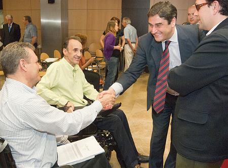 El consejero de Sanidad y Asuntos Sociales de Castilla-La Mancha, José Ignacio Echániz, con representantes del CERMI regional