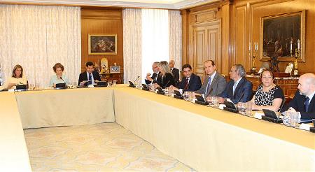 Un momento de la reunión del Real Patronato sobre Discapacidad, con el presidente del CERMI, Luis Cayo Pérez Bueno, a la derecha de la imagen