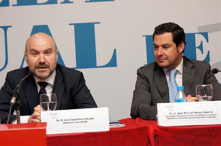 Luis Cayo Pérez Bueno (izquierda) y Juan Manuel Moreno, durante la Asamblea Ordinaria de Representantes del CERMI