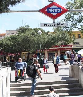 Falta de accesibilidad en el acceso a una estación de metro