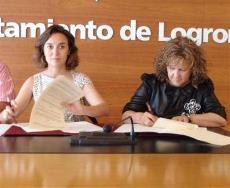 La alcaldesa de Logroño, Cuca Gamarra, y la presidenta del CERMI La Rioja, Manuela Muro, durante la firma del acuerd