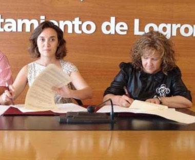 La alcaldesa de Logroño, Cuca Gamarra, y la presidenta del CERMI La Rioja, Manuela Muro, durante la firma del acuerd