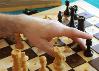 Una mano mueve una pieza de ajedrez