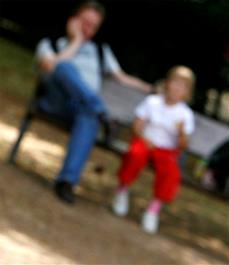 Imagen desenfocada de un niño con su padre en el parque