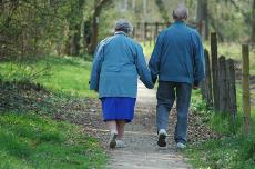 Dos personas mayores paseando