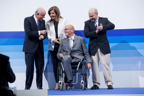 Anxo Queiruga, presidente de Galega de Economía Social, empresa ganadora del V Premio Integra, junto a la ministra Báñez, el presidente del BBVA y el presidente del CERMI