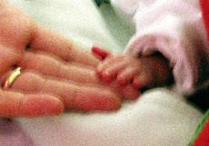 Imagen de las manos de una madre y de un bebé