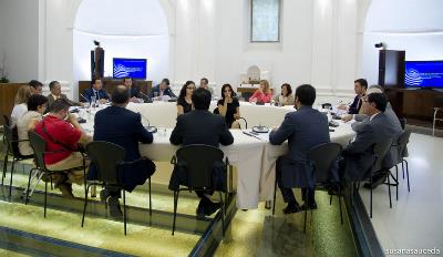 El CERMI Extremadura reunido con el Presidente del Parlamento de Extremadura, Fernando Manzano, y los cuatro portavoces de los grupos (imagen de la web de la Junta de Extremadura)