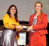 María Luz Sanz, presidenta de FIAPAS, entrega el premio a Teresa San Segundo, de la Uned